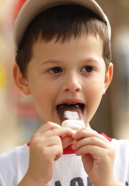 Chico comiendo helado Lolly — Foto de Stock