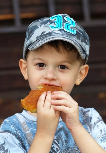 Young child eats cake — Stock Photo, Image