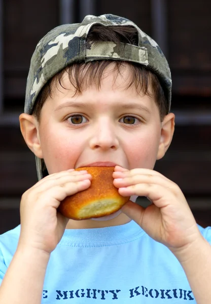 Chłopiec zjada ciastko — Zdjęcie stockowe