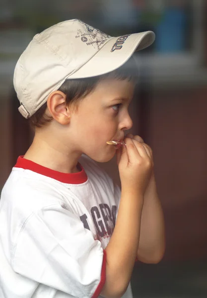 Pequeño niño babeando palo después de lollies de hielo — Foto de Stock