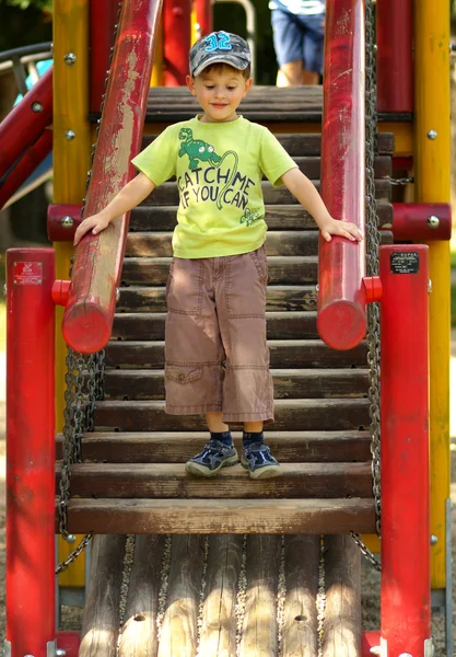 Rapaz alegre no parque infantil — Fotografia de Stock