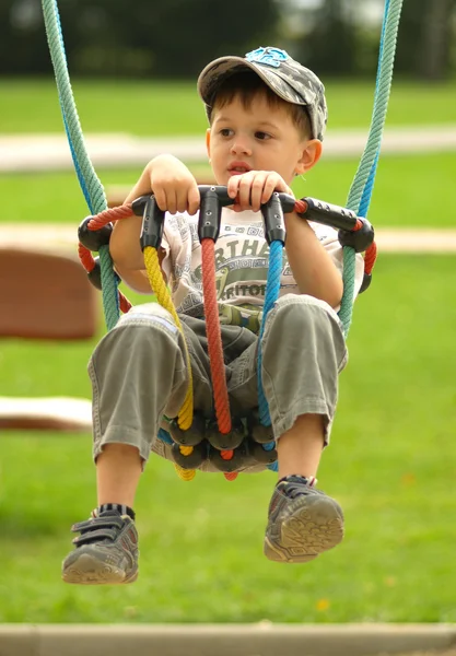 Liten pojke på en gunga — Stockfoto