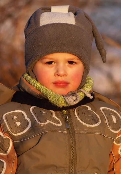 Çocuk portre bir güzel kış akşam ışık — Stok fotoğraf