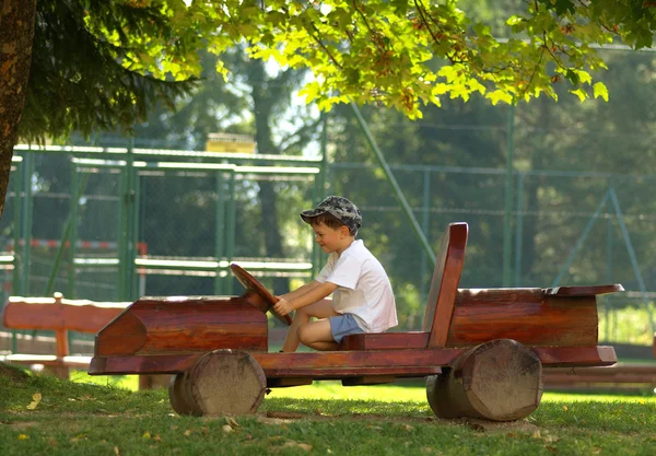 Junge spielt mit Holzauto — Stockfoto