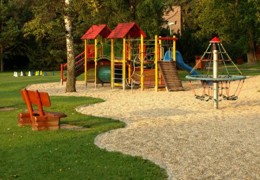 sabah güneşin bir Bank ile Bahçesi