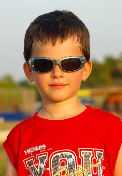 Visage d'un petit garçon avec des lunettes de soleil — Photo