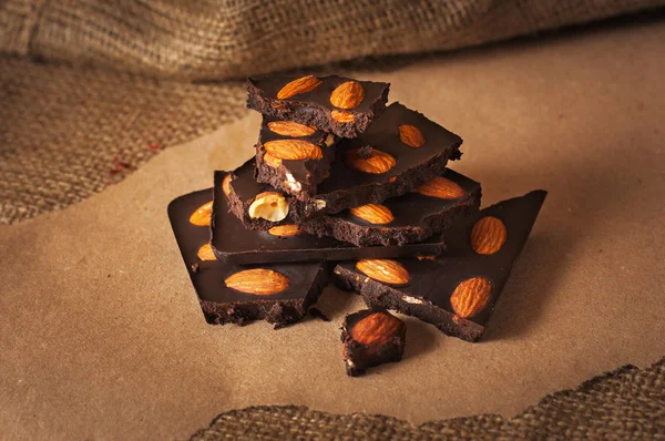Bademli görevden arka plan üzerinde koyu çikolata