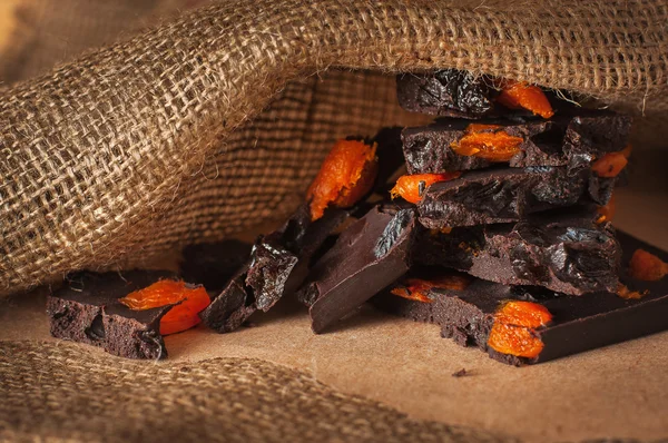 Kuru üzüm ve kuru kayısı ile koyu çikolata