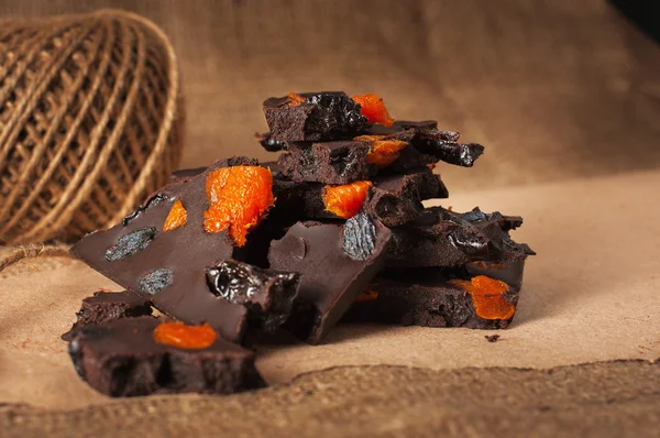 Kuru üzüm ve kuru kayısı ile koyu çikolata