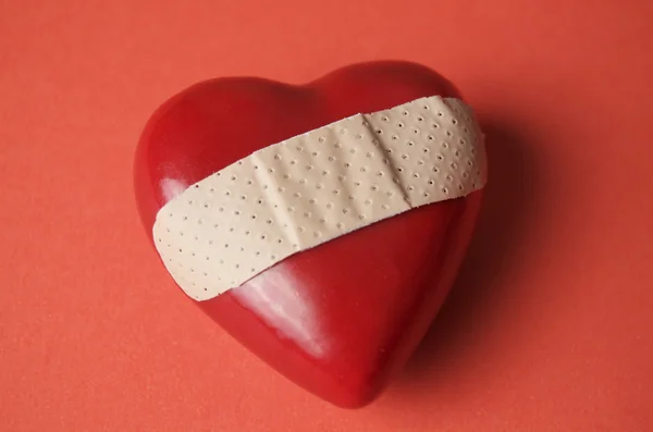 Coração partido com Band Aid — Fotografia de Stock