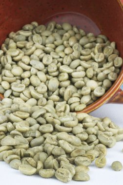 Yeşil kahve çekirdekleri ile kırmızı Kupası