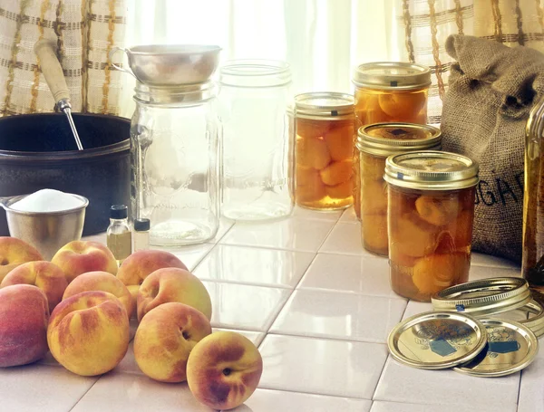 Сцена консервирования персиков — стоковое фото