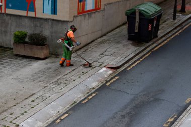 Sokaktaki bahçe işleri.