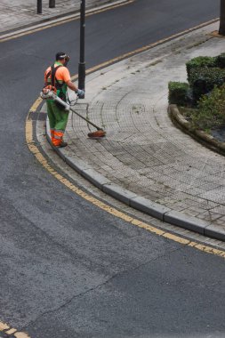 Sokaktaki bahçe işleri.