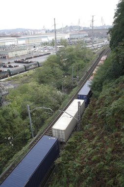 Endüstriyel ortamda kargo treni