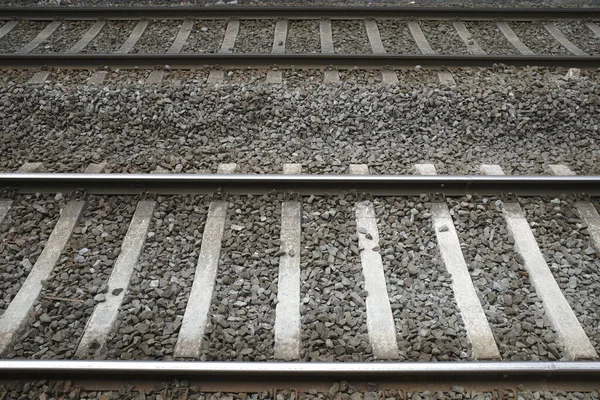 Ferrovie Ferroviarie Attraverso Una Stazione — Foto Stock