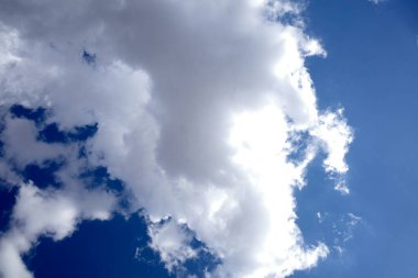 Yaz gökyüzündeki bulutlar