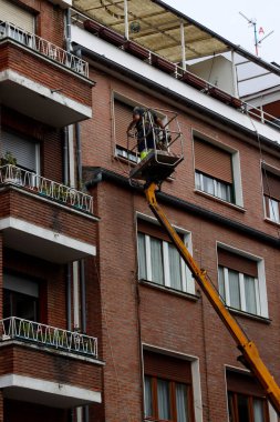 Bir cephede yükseklerde çalışmak