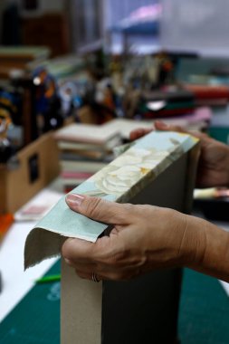 El işleri stüdyoda çalışır.