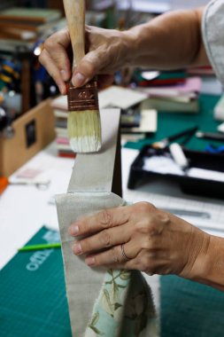 Bir atölyede kitap ciltlemek