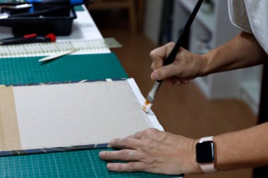 Bir atölyede kitap ciltlemek