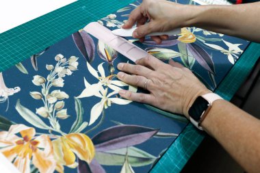 Bir atölyede kitap ciltlemek