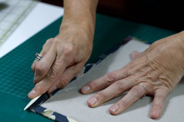 Bir atölyede kitap ciltlemek