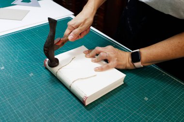 Bir atölyede kitap ciltlemek