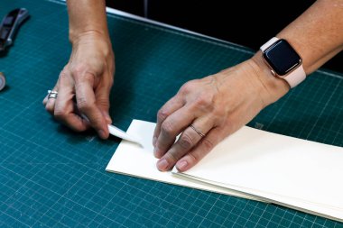 Bir atölyede kitap ciltlemek