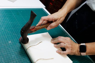 Bir atölyede kitap ciltlemek