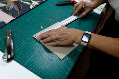 El işleri stüdyoda çalışır.