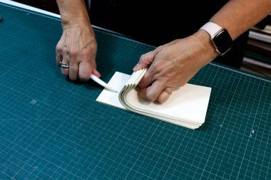 El işleri stüdyoda çalışır.