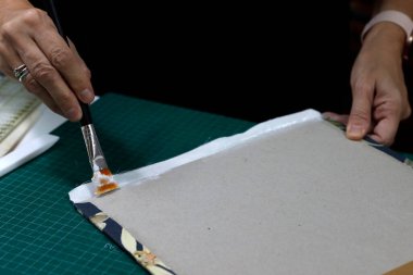 El sanatları stüdyoda çalışır.