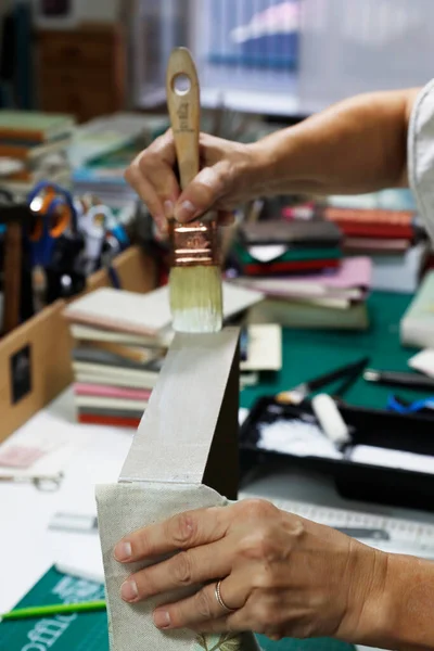 Bir atölyede kitap ciltlemek