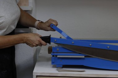 El sanatları stüdyoda çalışır.