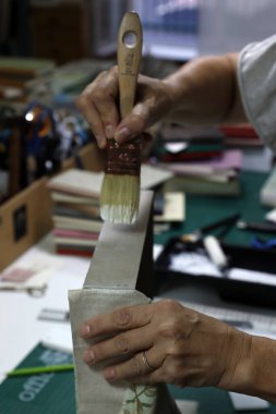 Atölyede fırça ve yapıştırıcı