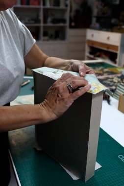 Bir atölyede kitap ciltlemek