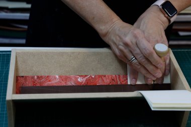 Bir atölyede kitap ciltlemek