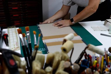 Bir atölyede kitap ciltlemek