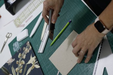 Bir atölyede kitap ciltlemek