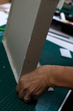 Bir atölyede kitap ciltlemek