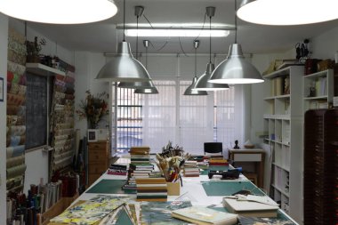 Bir atölyede ciltleme kitapları için araçlar