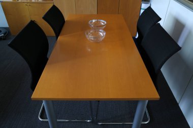 masa ve sandalyeler bir ofiste