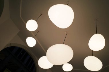 Tavandan sarkan modern lambalar