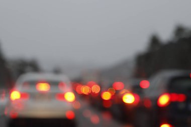 Fırtınalı bir günde araba sürmek