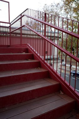 Şehirde kırmızı metalik yapı