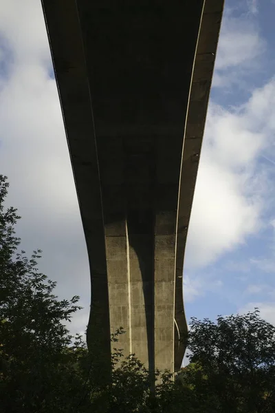 Бетонный Мост Через Реку Бильбао — стоковое фото