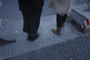 Sokakta yürüyen insanlar