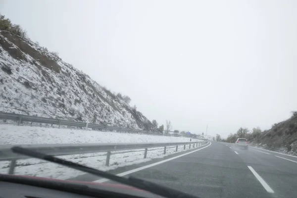 겨울철에 운전하는 — 스톡 사진