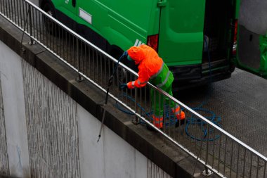 Sokakları temizleyen kamu görevlisi.